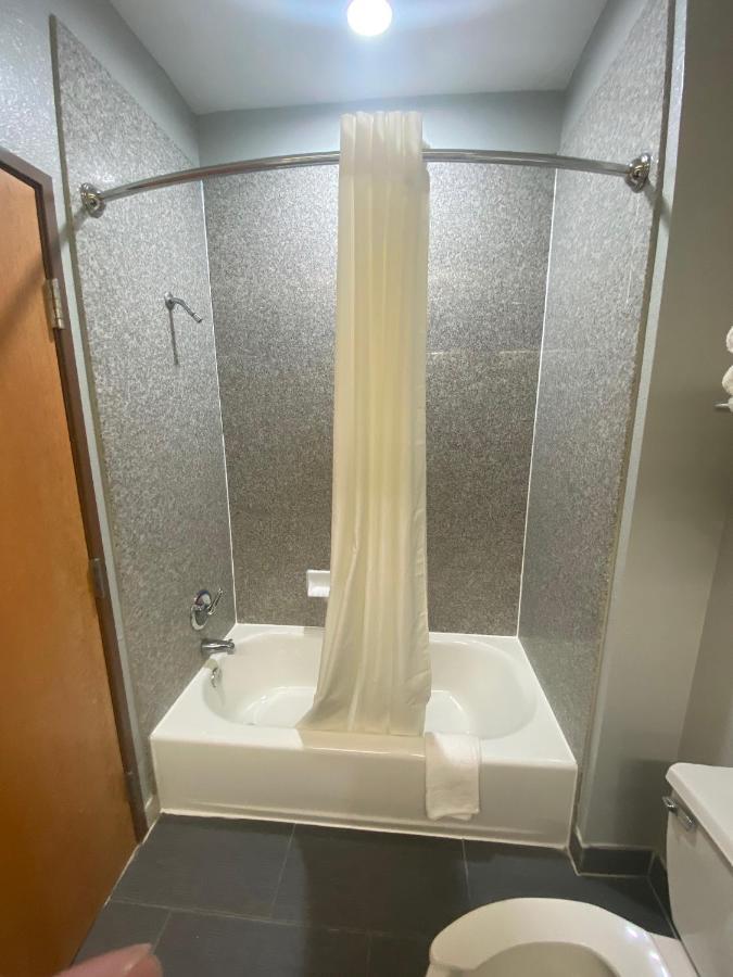 דאלאס Tropicana Inn And Suites מראה חיצוני תמונה