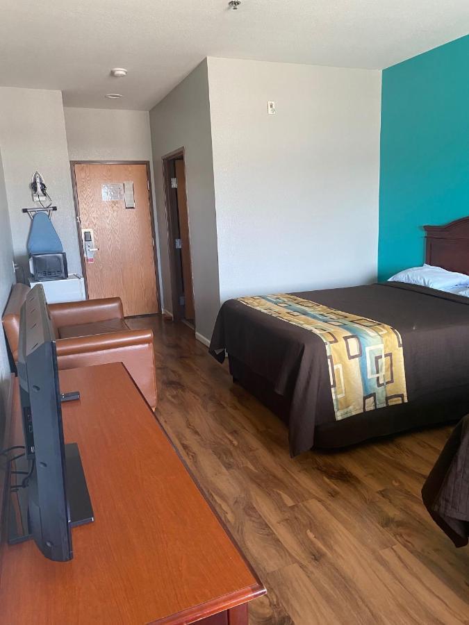 דאלאס Tropicana Inn And Suites מראה חיצוני תמונה