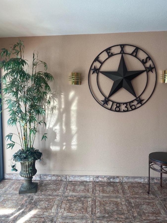 דאלאס Tropicana Inn And Suites מראה חיצוני תמונה